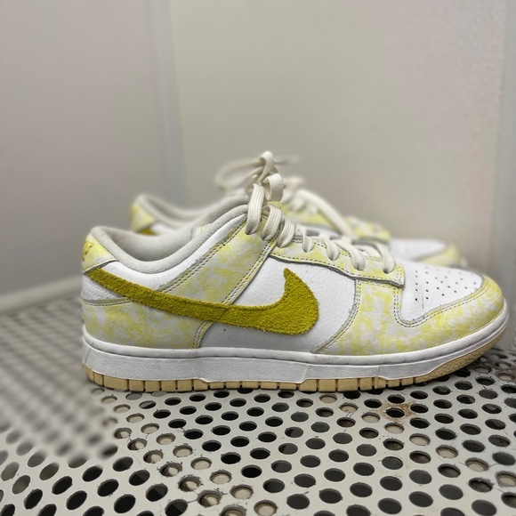 Authentic WMNS Nike Dunk Low OG Yellow Strike size 9 - Picture 1 of 7